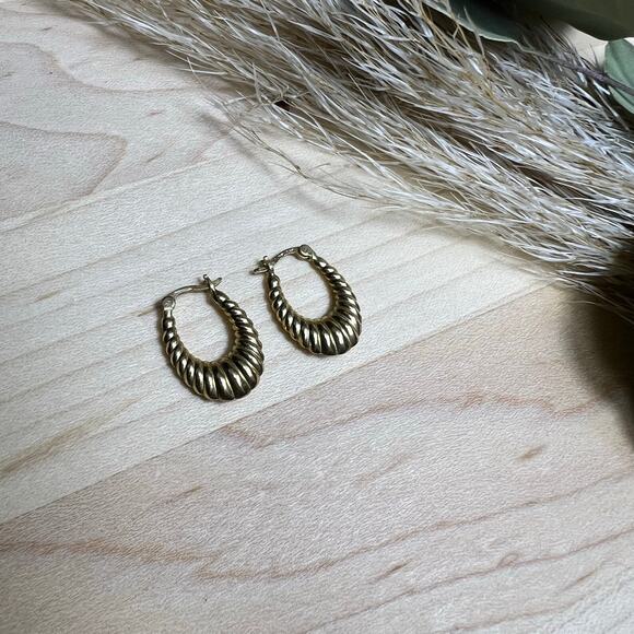 Vintage DN 14K Croissant Gold Scalloped shrimp style Hoop Earrings - Picture 5 of 9